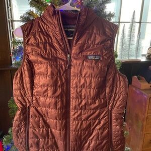 Women’s Nano puff medium Patagonia vest. Like new. Maroon.